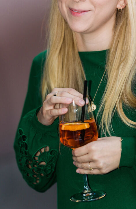 Nahaufnahme, Frau mit Cocktail beim Event, Momentaufnahme Eventfotografie