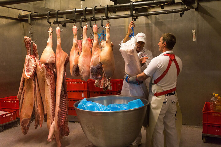 Fleischer mit Fleisch im Kühlhaus, Fotografie Produktion, Fleischerei, Rosenheim, Wimmer