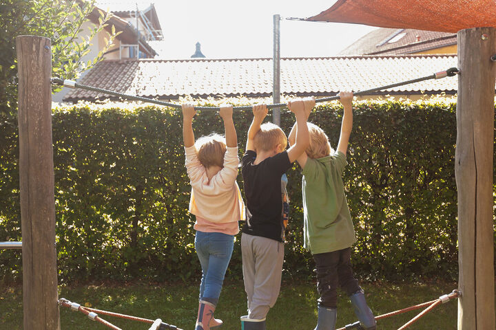 Kindergarten, Kinder am am Reck, Outdooraufnahme, Gegenlicht, Kita