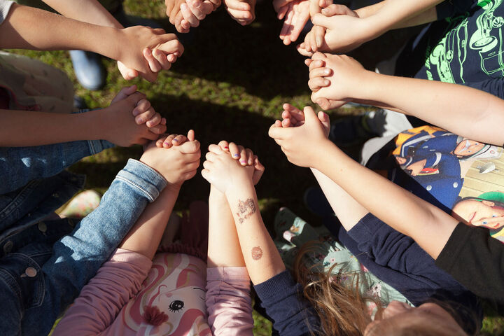 Kindergarten, Kinder im Kreis geben sich die Hand, Vogelperspektive, Kita