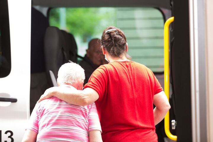 Frau hilft alter Dame, emotionale Fotografie aus der Dienstleistung