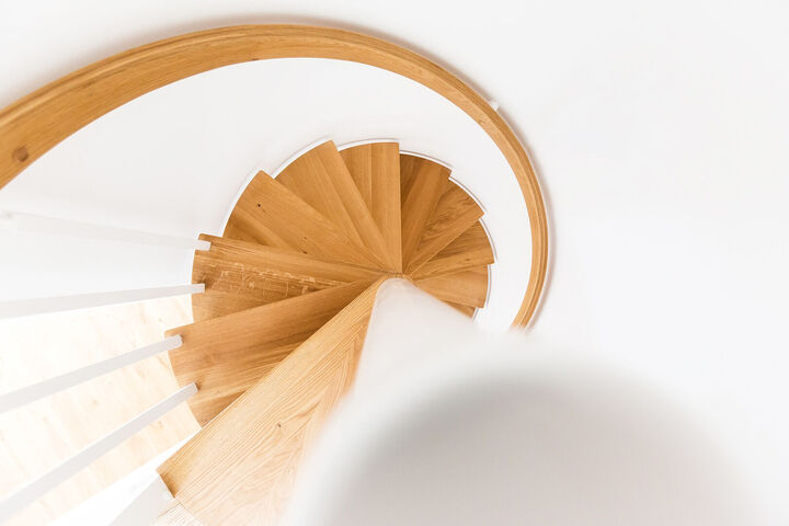 Wendeltreppe aus Holz, abwärts