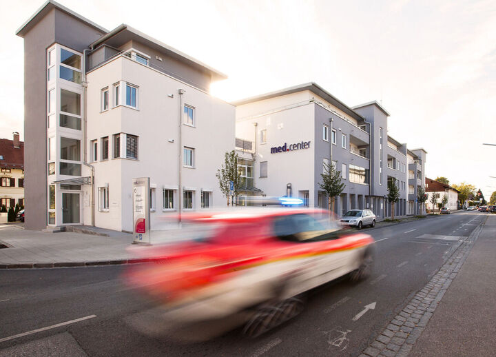 Gebäude, Frontansicht Med Center Bad Aibling mit Rettungswagen