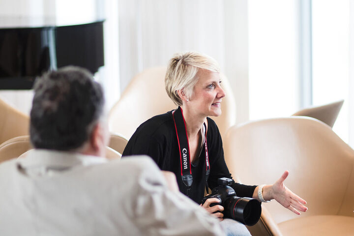 Martina Kalaba während einer fotografischen Beratung, Business-Fotografie, B2B